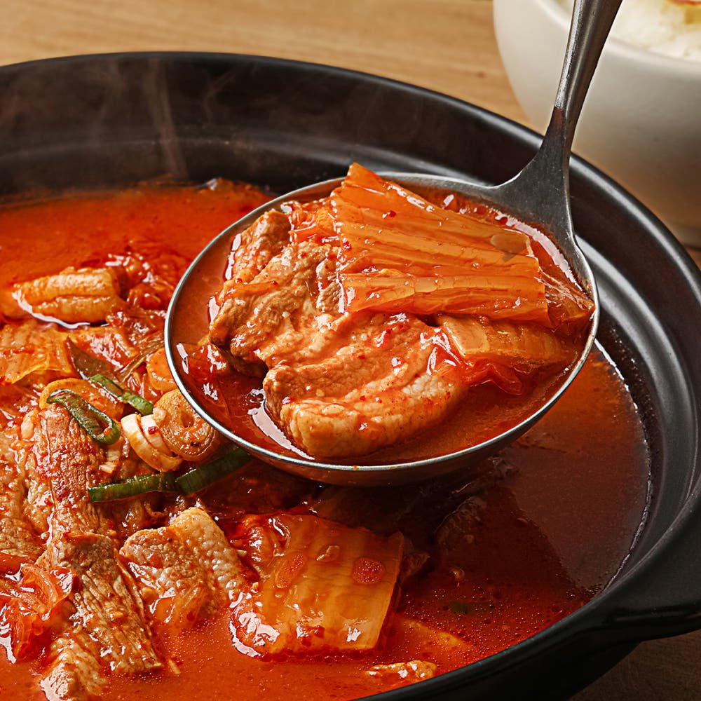 극소수 돼지 김치찌개 밀키트로 간편하게 즐기는 얼큰한 한 끼